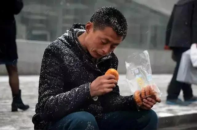 你有没有发现一个扎心的真相？
人到中年以后，很多关系都会慢慢变样。年轻时以为，只