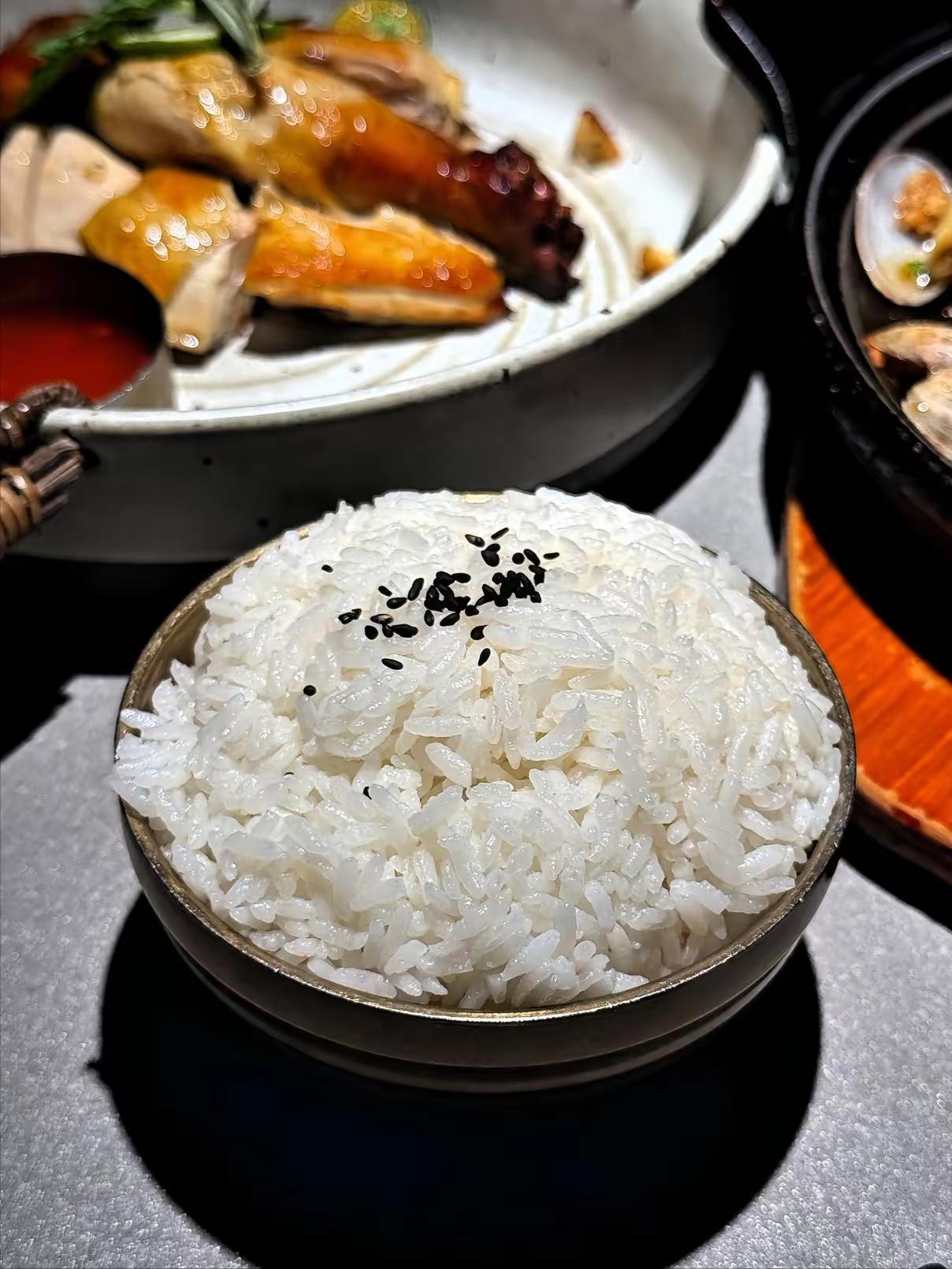 陕西渭南，7名游客爬完华山到一家餐馆吃饭，几人饿坏了，点了三盆米饭和一些菜，总消