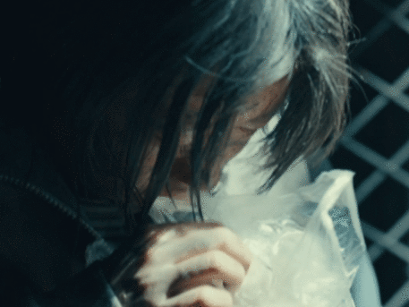 不得不说黄杨钿甜在《人鱼》里眼神戏直接开挂，没有夸张的大哭大闹，全靠细微的神态传