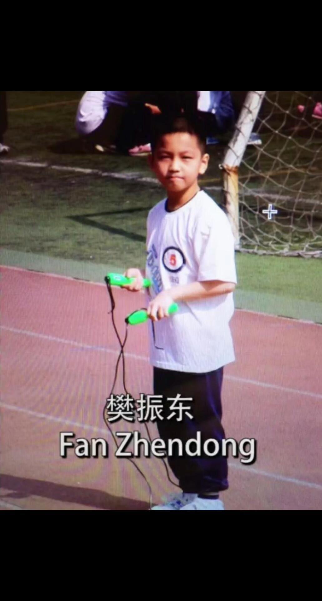 东哥你看看你小时多可爱，抿着嘴笑，很可爱的小胖，这个小孩叫东东！
世界纷扰唯我执