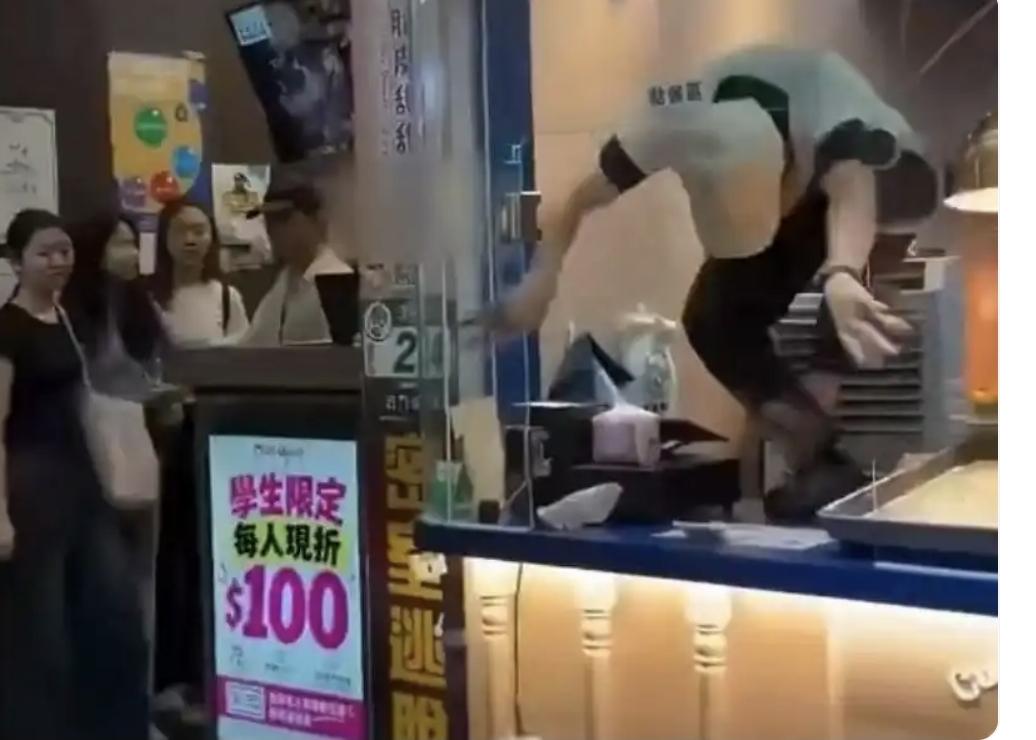 台北西门町“卷髮奶奶”甜甜圈店，2026年10月16日傍晚五点多，台北西门町汉中