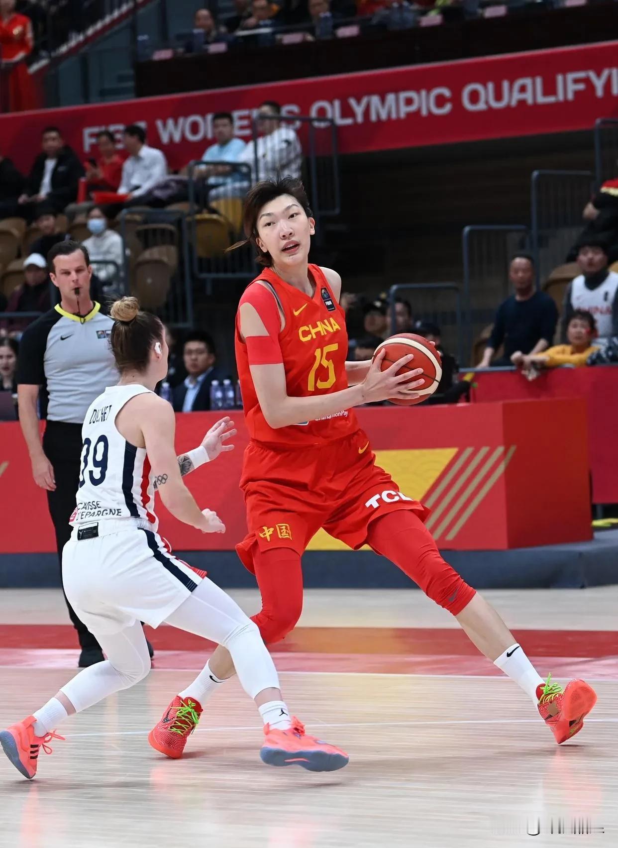 中国女篮今天下午以50：82惨败给法国队，三大主力球队表现失常：
1.	韩旭
上
