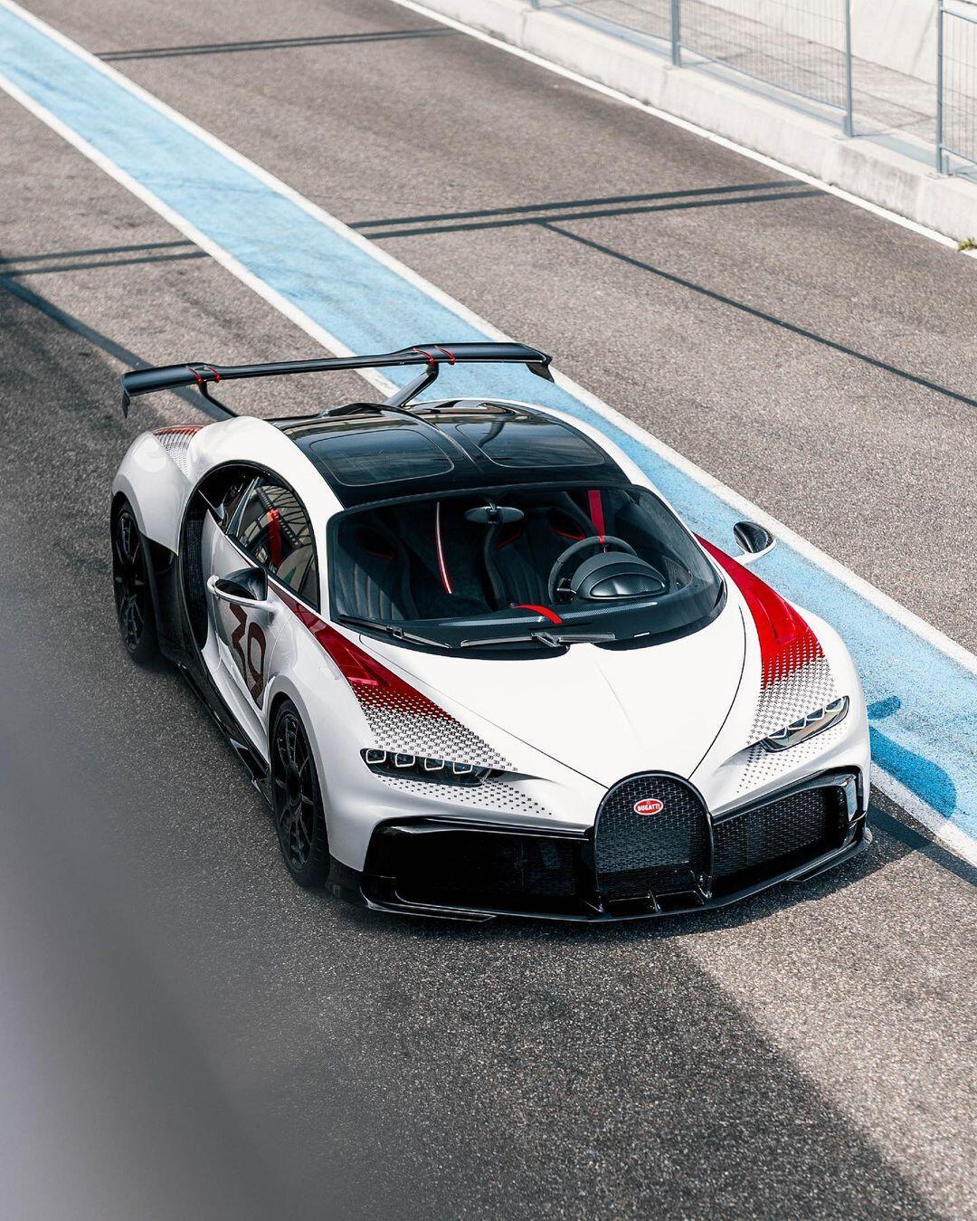 【跑车中的王者— 布加迪 Chiron Pur Sport】在超级跑车的世界里，