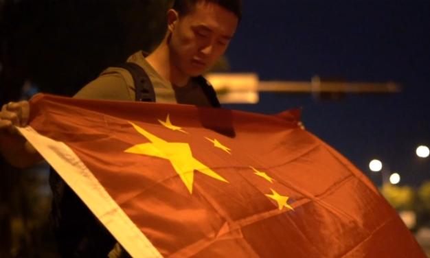 2020年，约旦司机掏出了刀子，示意中国游客掏5000元打车费，于洋摸摸口袋，只