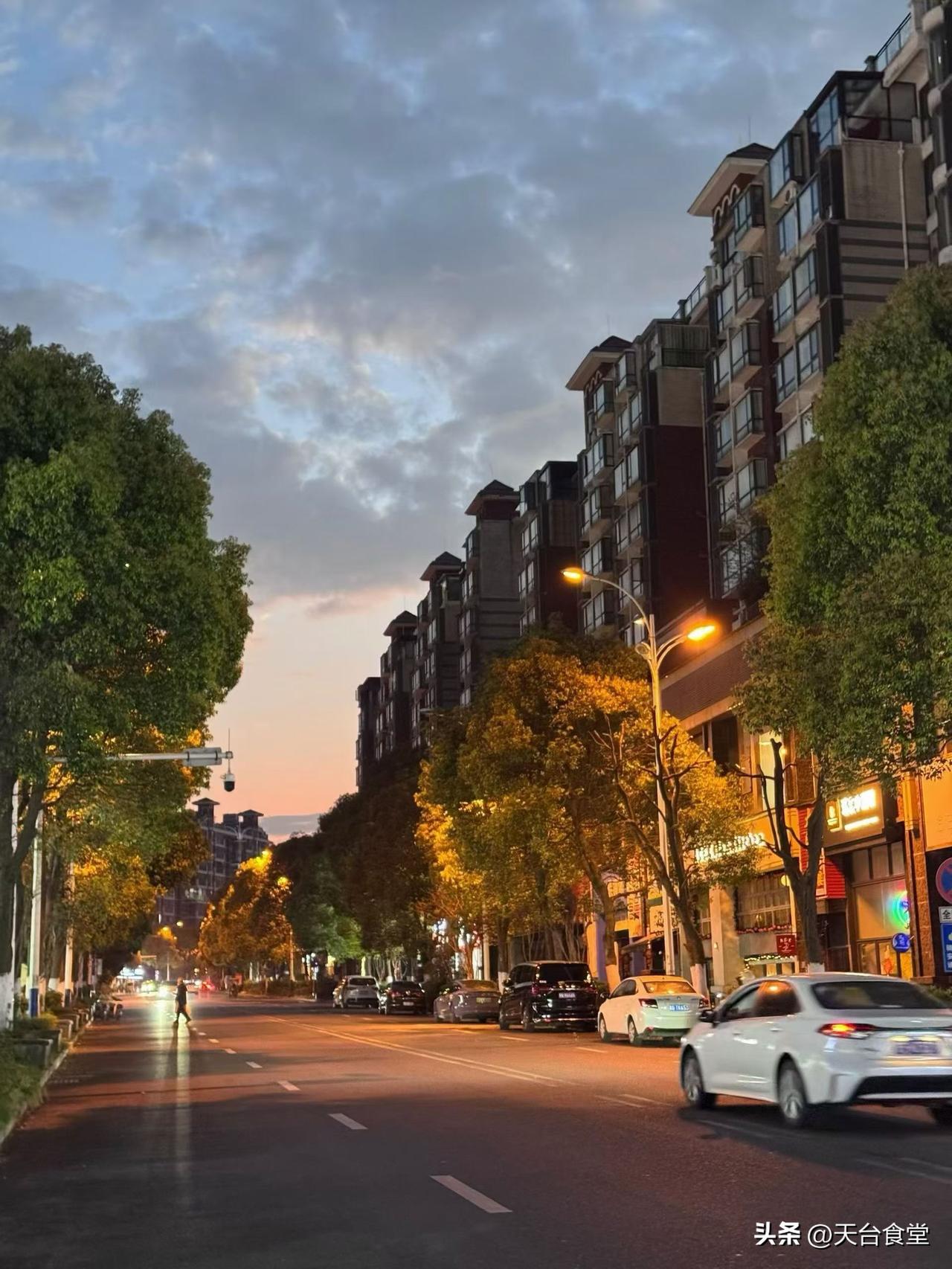 “安顺”一个充满了吃文化的地方，36 元自助的烤小肠 20 多种素菜 20 多种