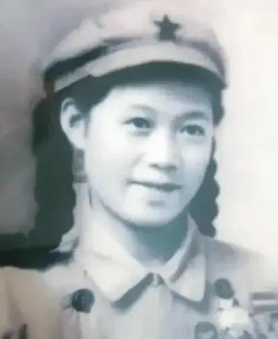 上甘岭战役伤员救治所里，一个遍体鳞伤的排长因尿不出来尿，憋得脸色通红，一直呻吟，