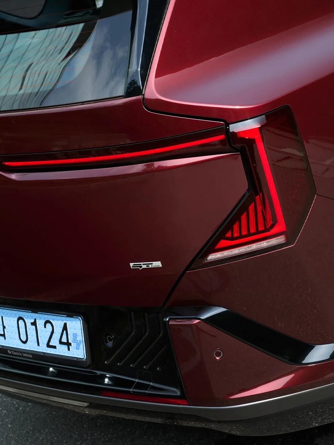 起亚最近在欧洲发布2026款EV5 GT-Line Magma Red纯电紧凑S