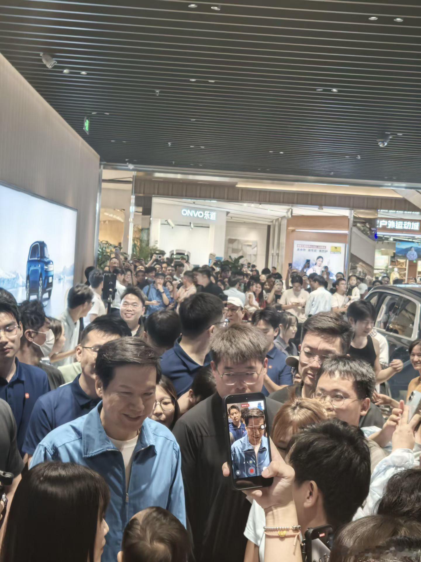 感受一下雷总巡店的人气 ​​​