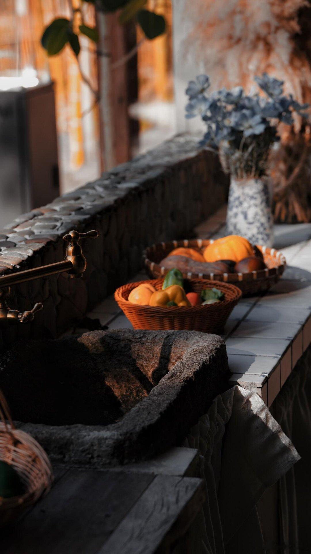 我们这一辈子就只活一次，清纯貌美二十年，是不可以将就的。等我们都老了，住在病房里