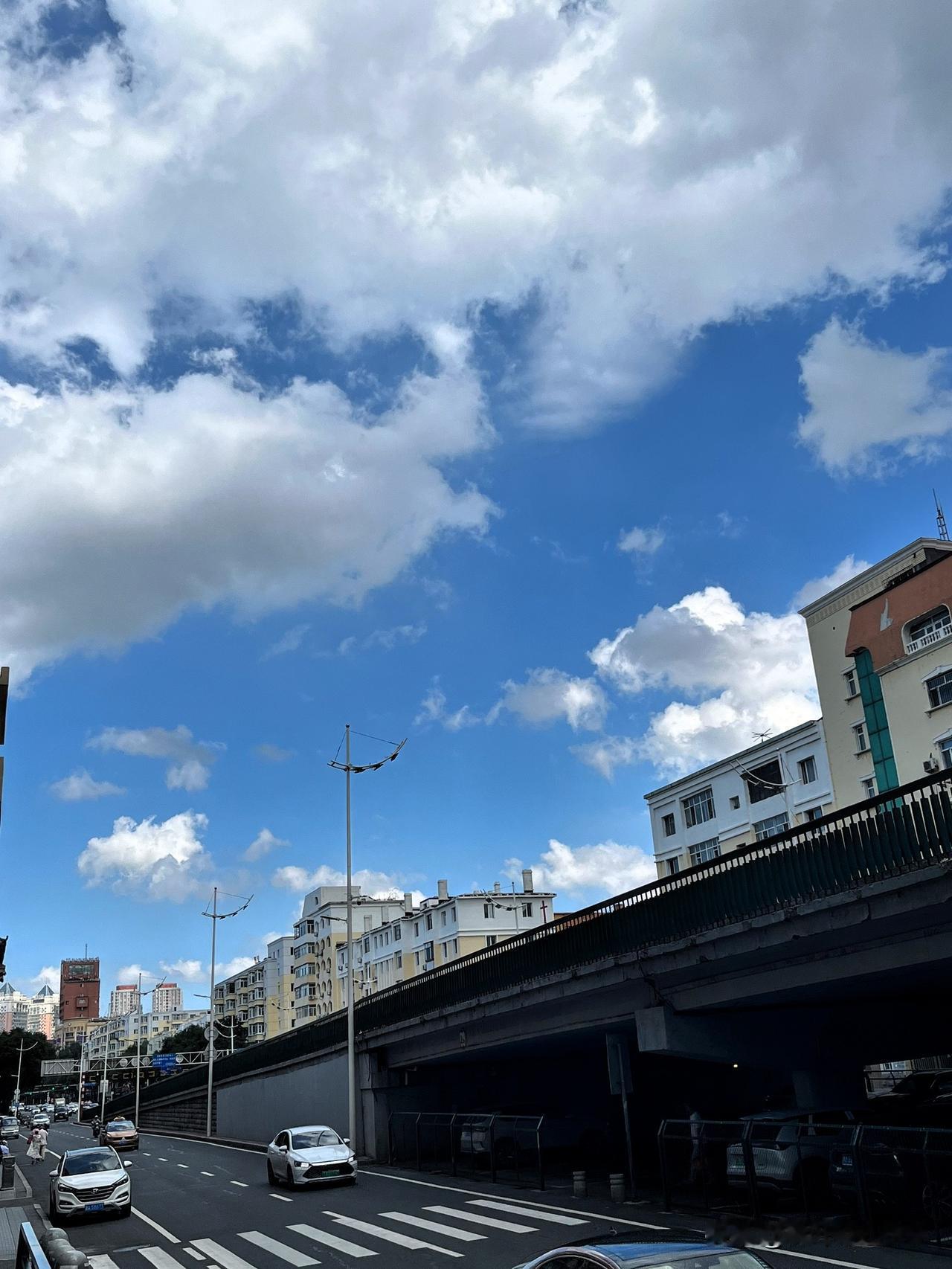 蓝蓝的天空白云飘，太美了。