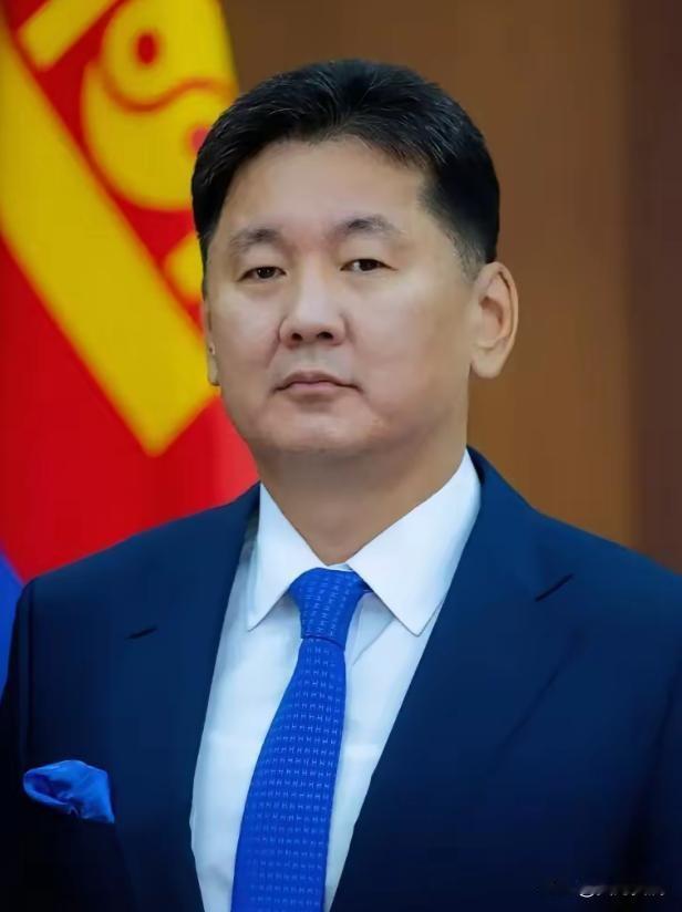 蒙古国总统呼日勒苏赫这操作有点让人摸不着头脑。一边访华和我国签十几份合作文件，推