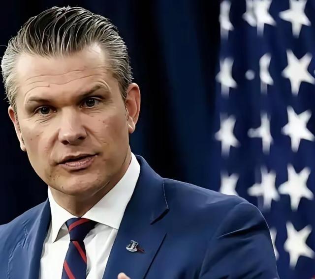 美军扔下了一枚13.6吨的超级钻地弹。花了24亿美元造的隐形轰炸机运来的。他们说