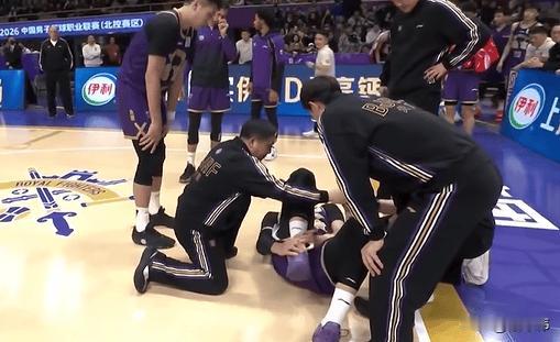 太惨了，又受伤了！

沈梓捷今天复出，但是又崴脚受伤了！

之前沈梓捷就是崴脚受