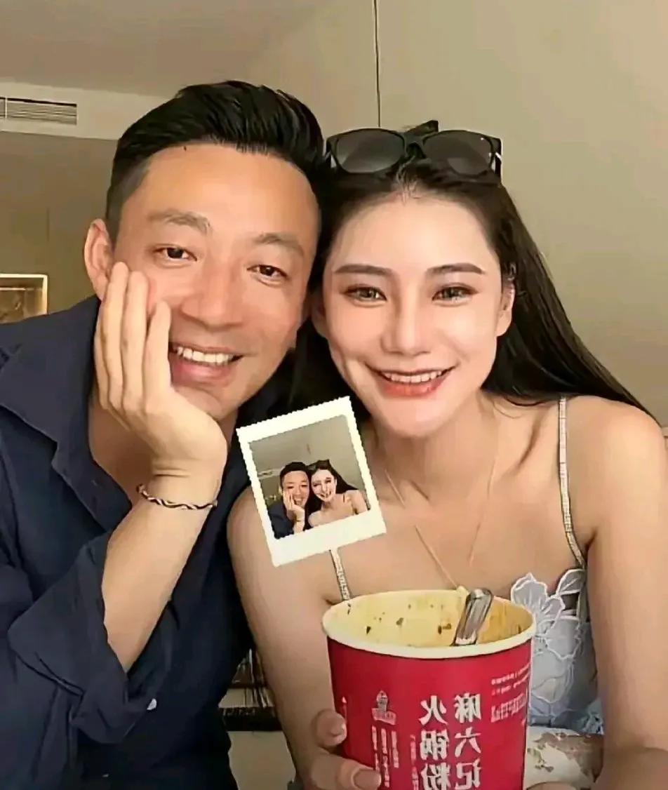 汪小菲一直说小梅长的好看，说本人比网友拍到的不知道好漂亮多少。然后让小梅出镜，小