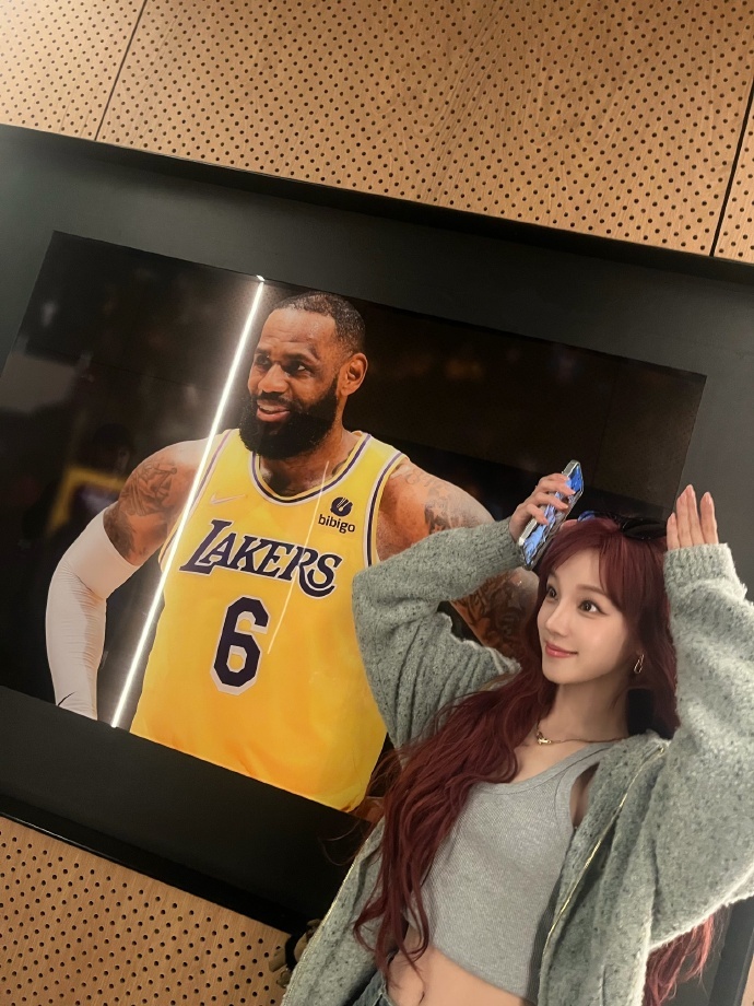 #宋雨琦拿到了詹姆斯的饭撒# 晒看球赛日常，连发15张照片，还和詹姆斯海报合影。