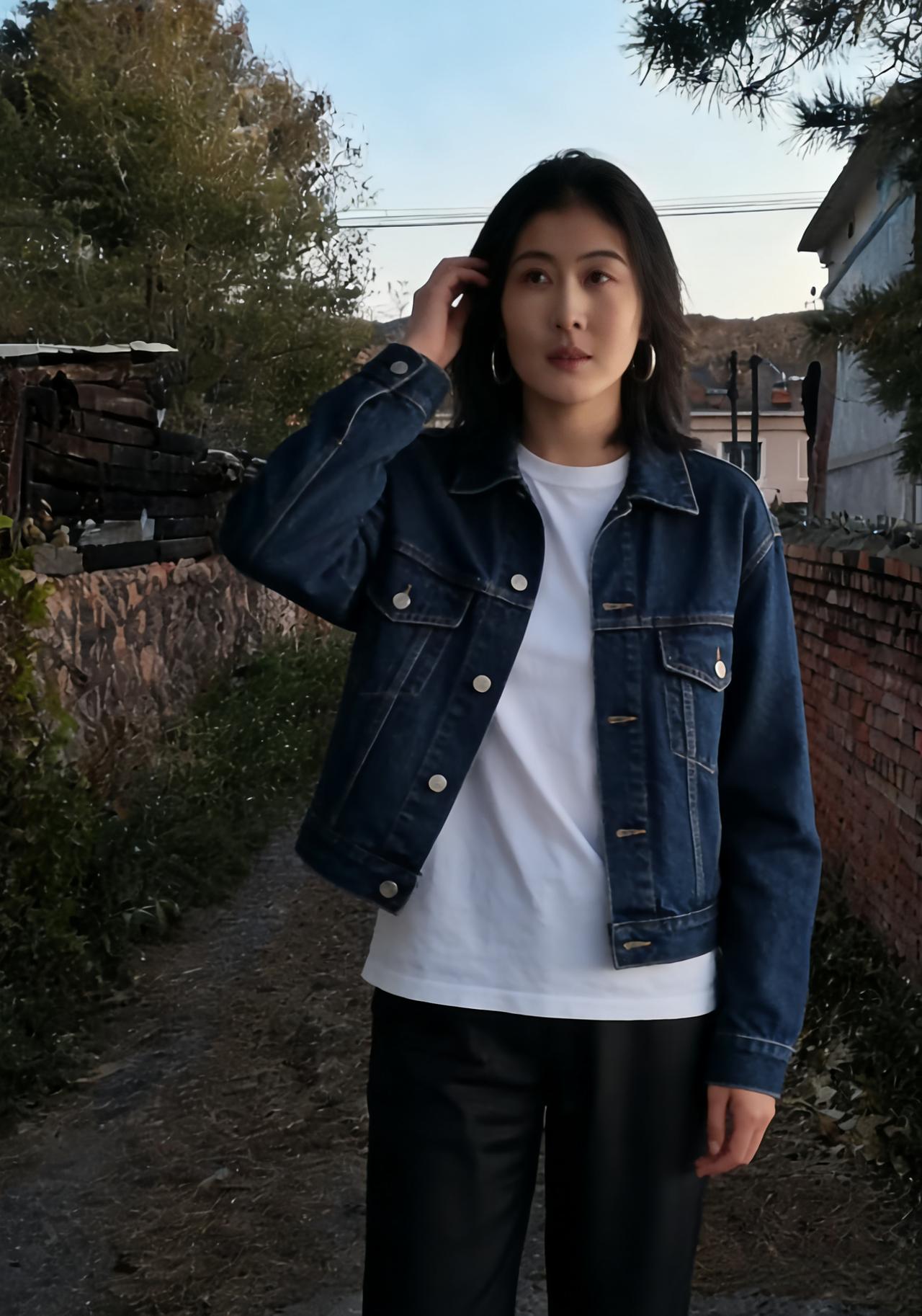 倩影依墙立，纤手拂鬓边。
风轻摇树影，人静若云烟。