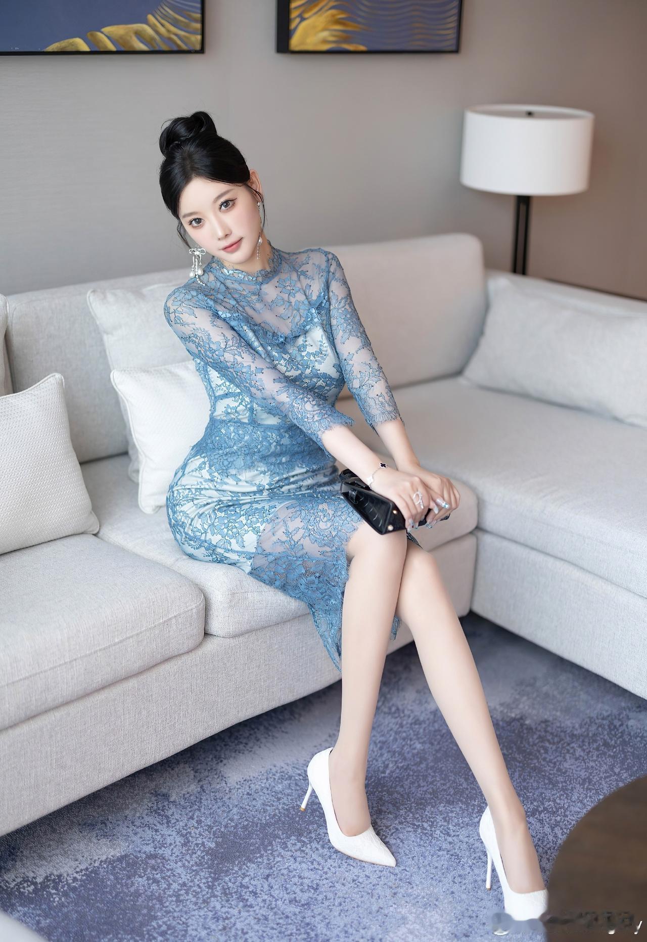 当蕾丝与旗袍相遇，是刻在骨子里的东方浪漫。🎋
这一抹海盐蓝，温柔了岁月，惊艳了