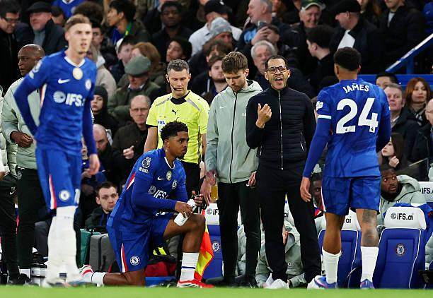 切尔西0比1纽卡一周2连败，11人围圈裁判太奇葩