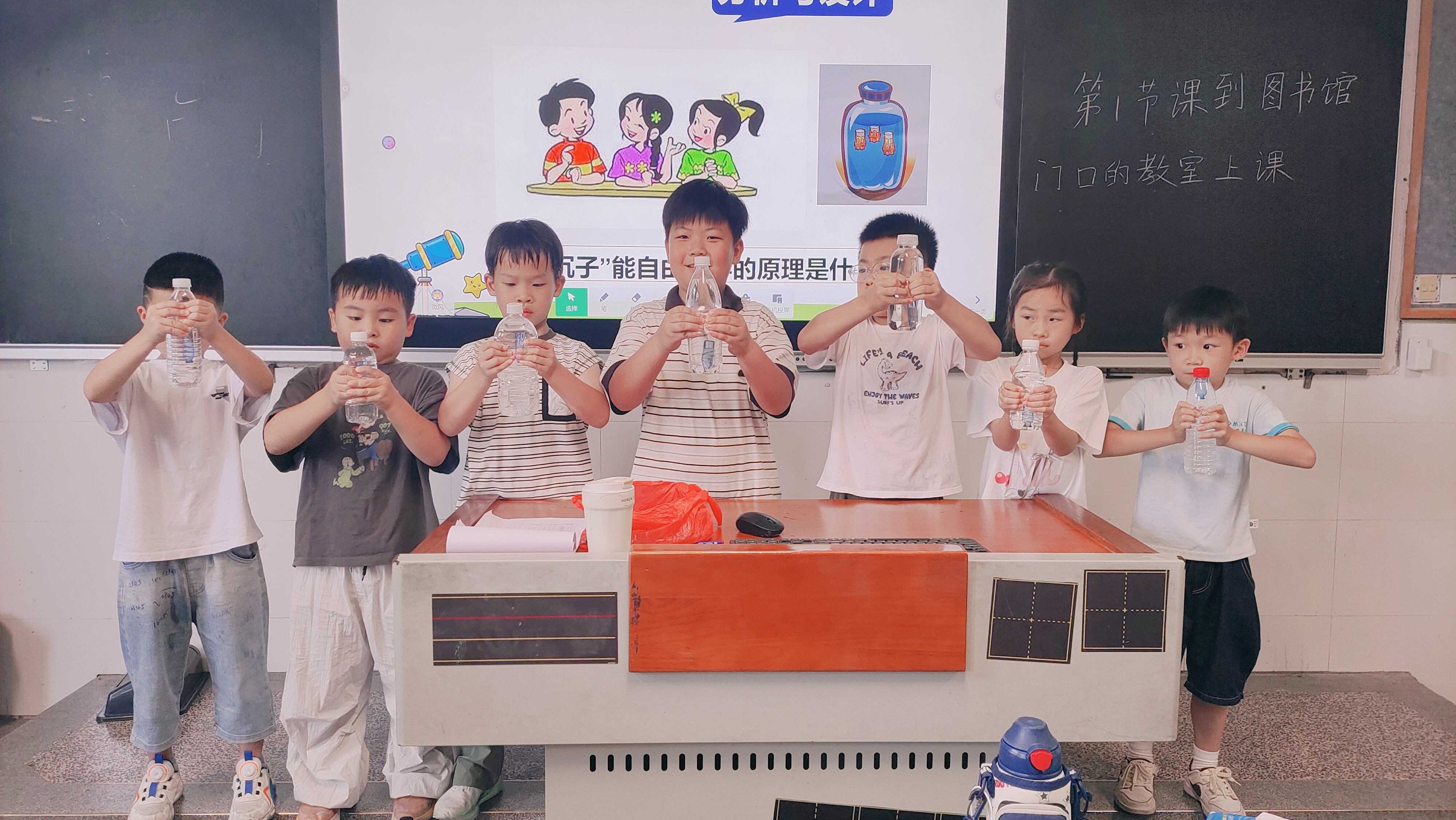 现在暑期学校和社区都有了暑期托管服务，有需要的学生就可以参加，解救了双职工上班族