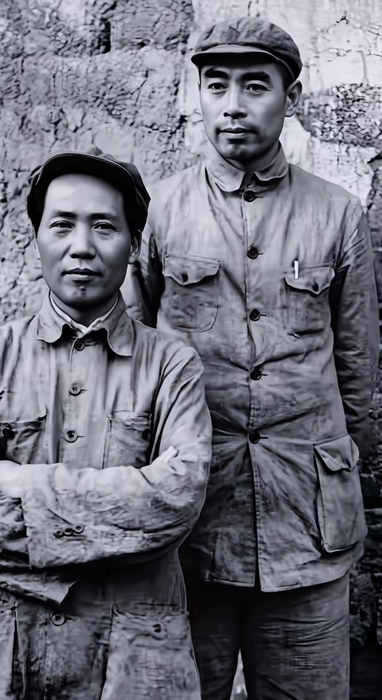 致敬两位伟人，新中国的缔造者，人民永远缅怀，永远怀念毛主席和周总理。