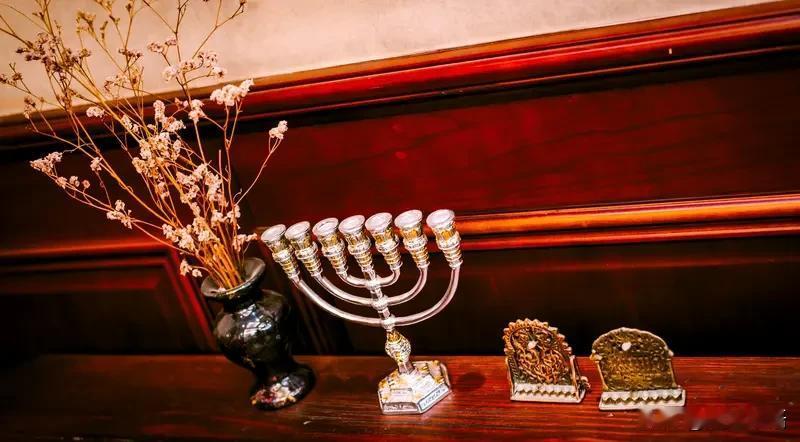 伊朗犹太人文化超有趣！犹太教为核心，波斯元素满满。
节日仪式丰富，饮食讲究，用犹