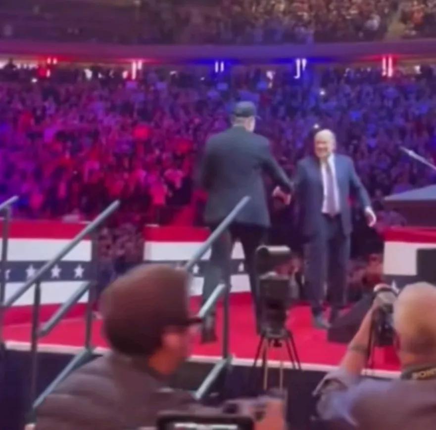 马斯克，这位地球首富，竟然效仿赌神，拿上全部身价，拼命支持一位80多岁的老头，糊