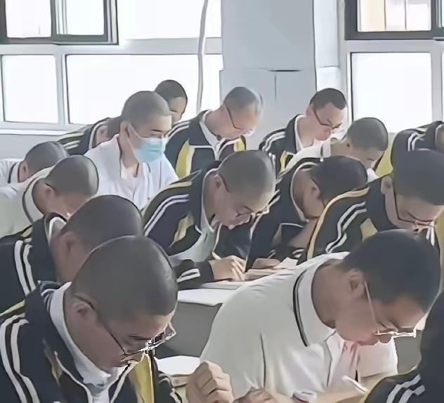 连央媒都看不下去了，全国多地中学发布发型令，
央媒痛批:舍本逐末，小题大做！
中