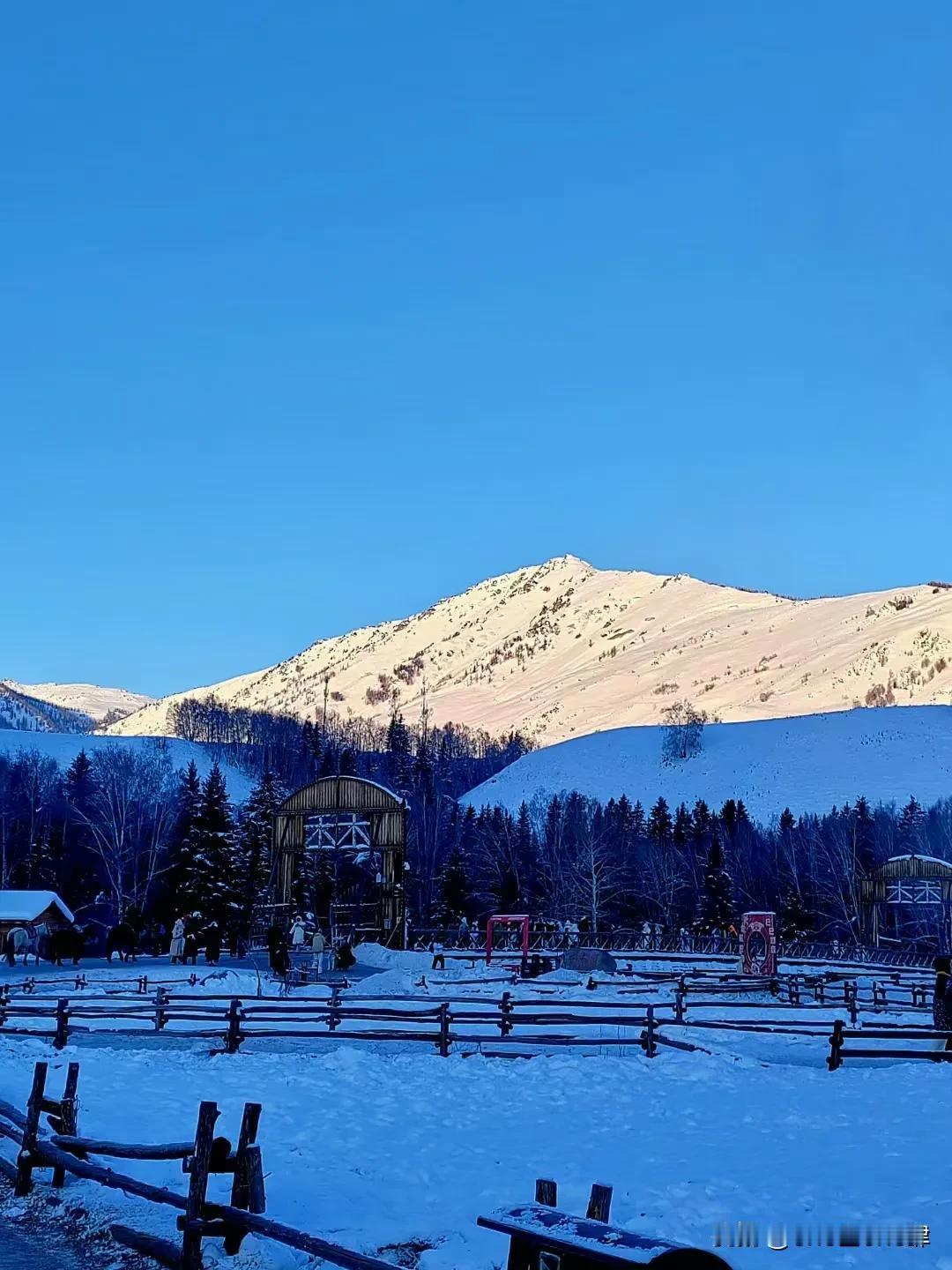 大雪山，新疆阿勒泰，景美人更美。滑起来！