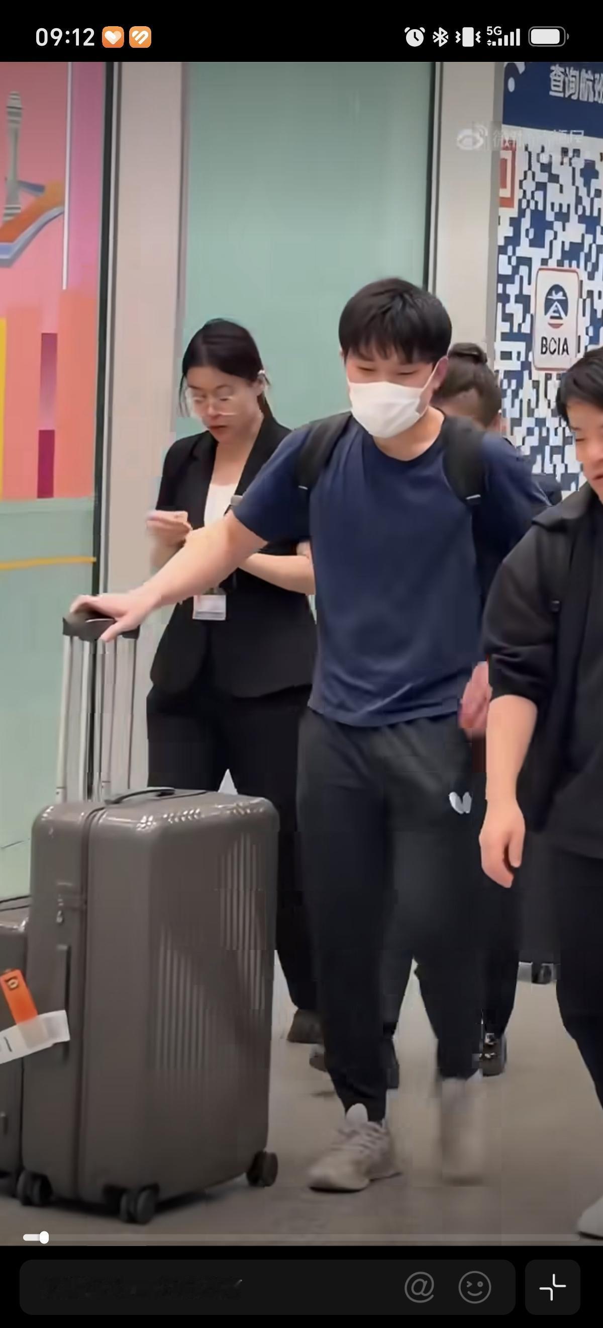 10月2日张本智和不受舆论影响和教练岸川圣到达北京参加中国大满贯比赛。张本智和在