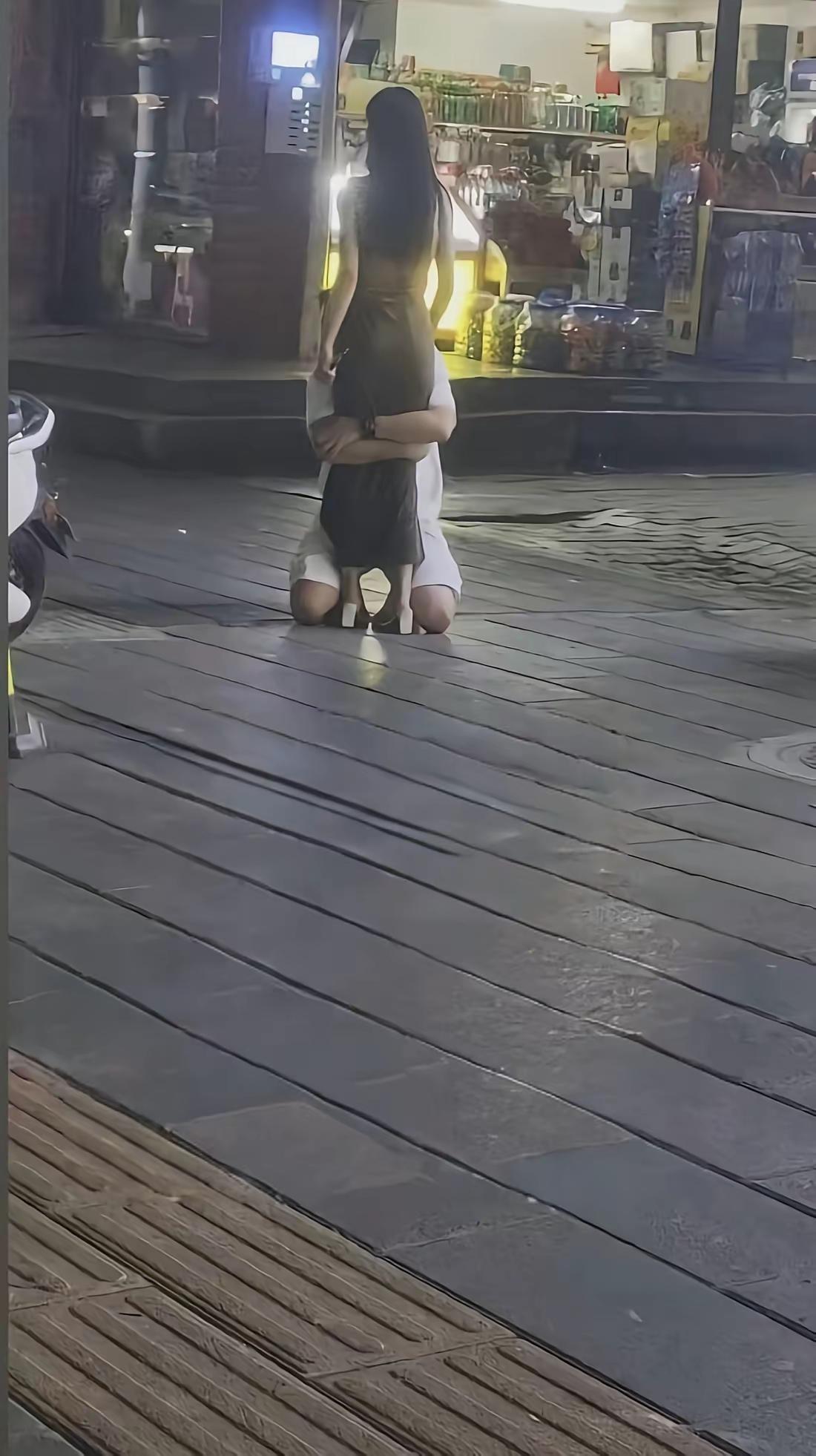 在爱情面前，当一个男人，选择了跪下来挽留身边的女人，你说这种男女关系还能有完美结