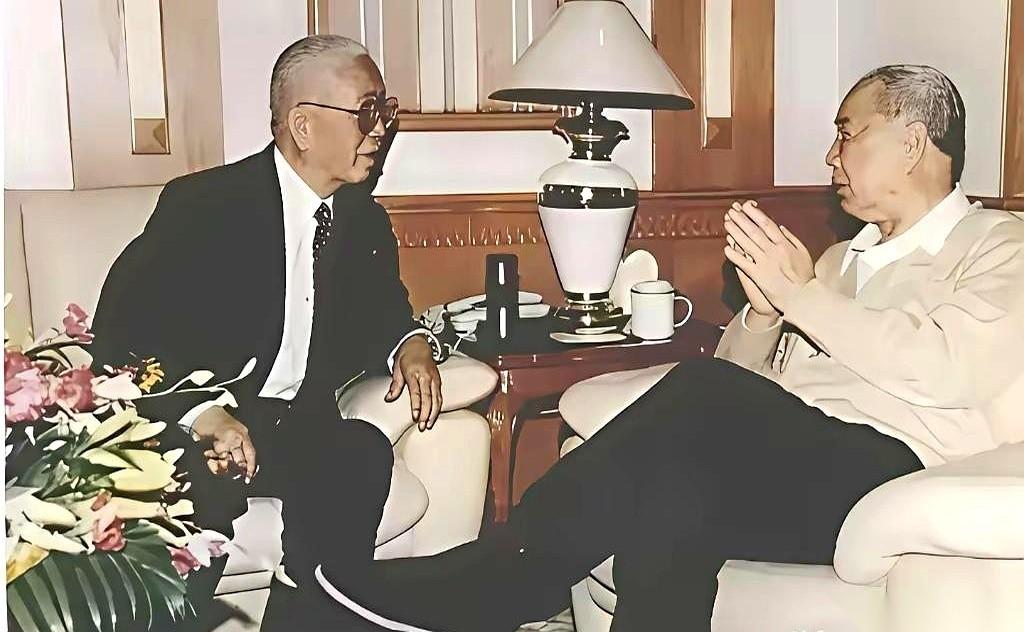 一个是开国上将。
一个是开国少将。
最后，俩人都干到了同一个级别——副国级。
这