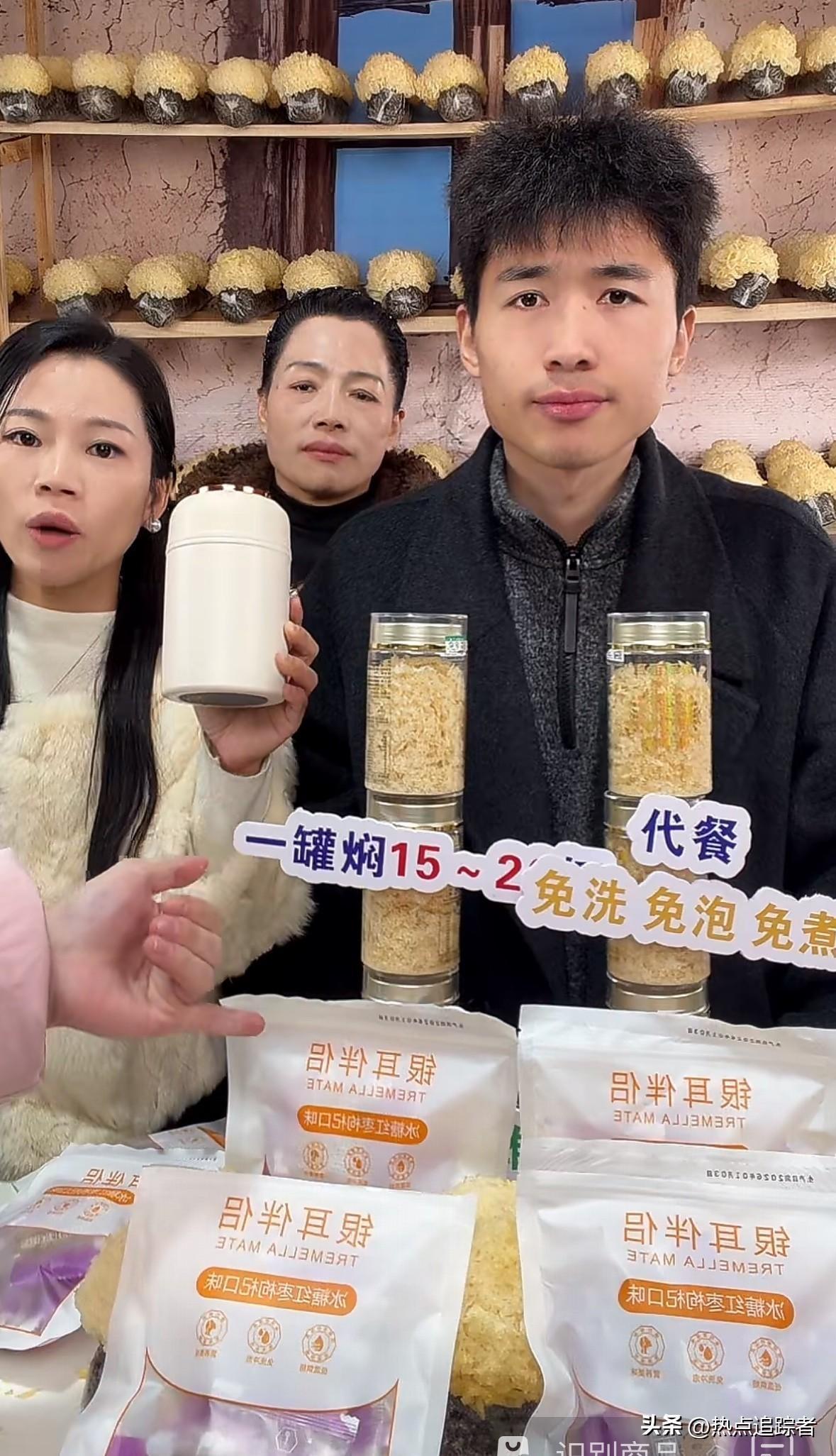 今晚，谢浩男的好友海军、海军的妈妈，还有大妹着实很拼。都快到23点了，他们仍在直