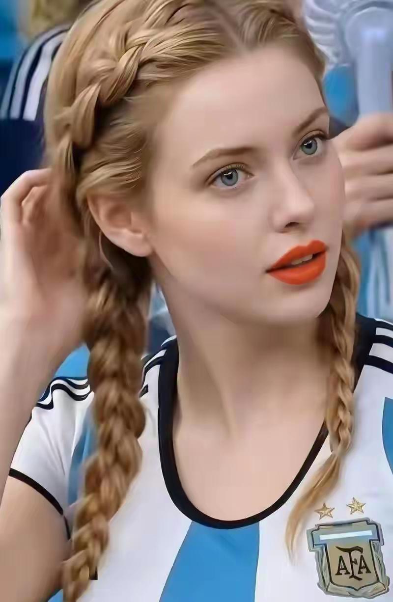 夏日生活打卡季世界杯上观赛的阿根廷美女。