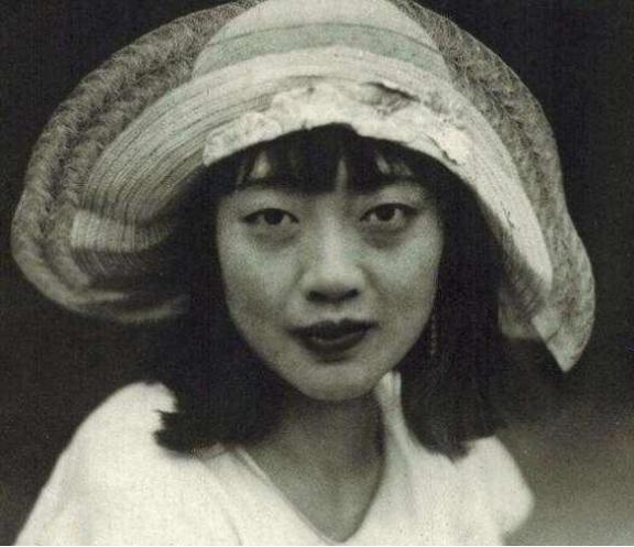 1922年，16岁的末代皇后婉容准备洗澡，让太监孙耀庭伺候。不料，她刚解开衣衫，