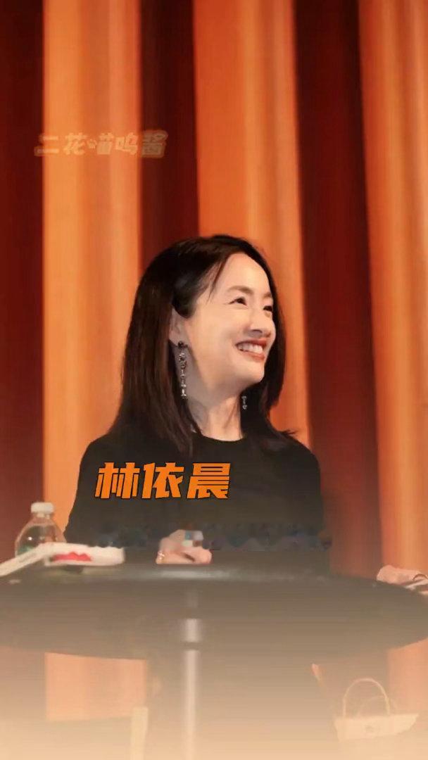 林依晨给周冬雨带了护膝花儿与少年谁懂啊，林依晨居然记着周冬雨膝盖不好，专门备上护