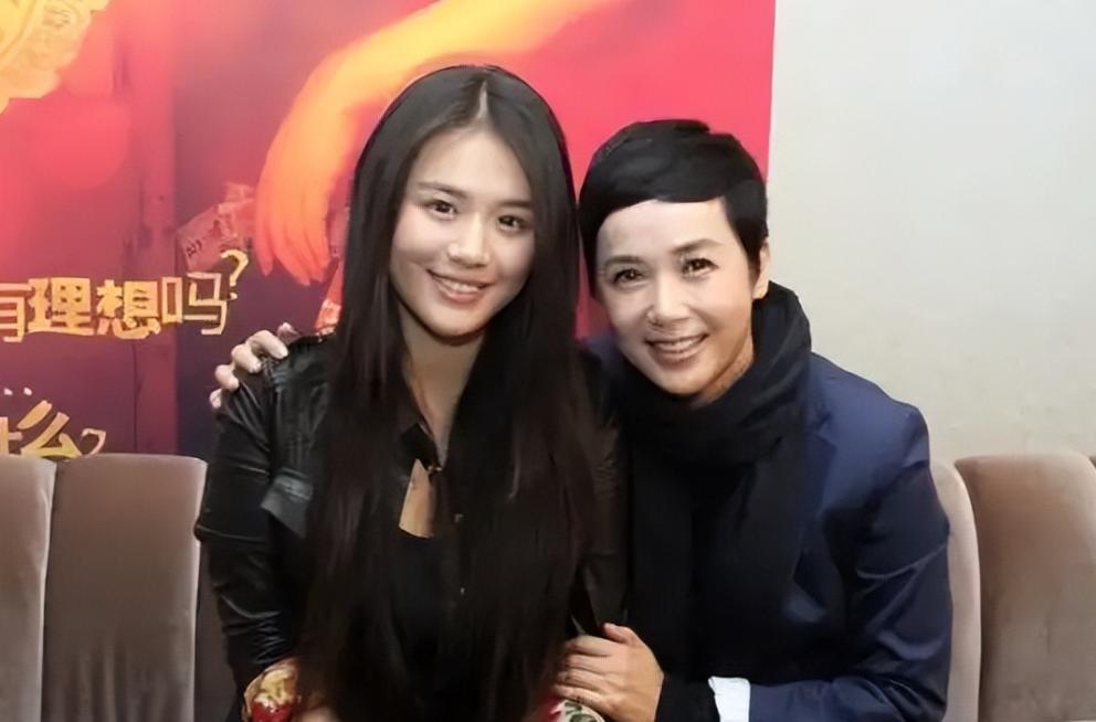 2016年，蒋雯丽把公司刚套现的13亿，大方地拿出1.2亿大方送给自己的外甥女马