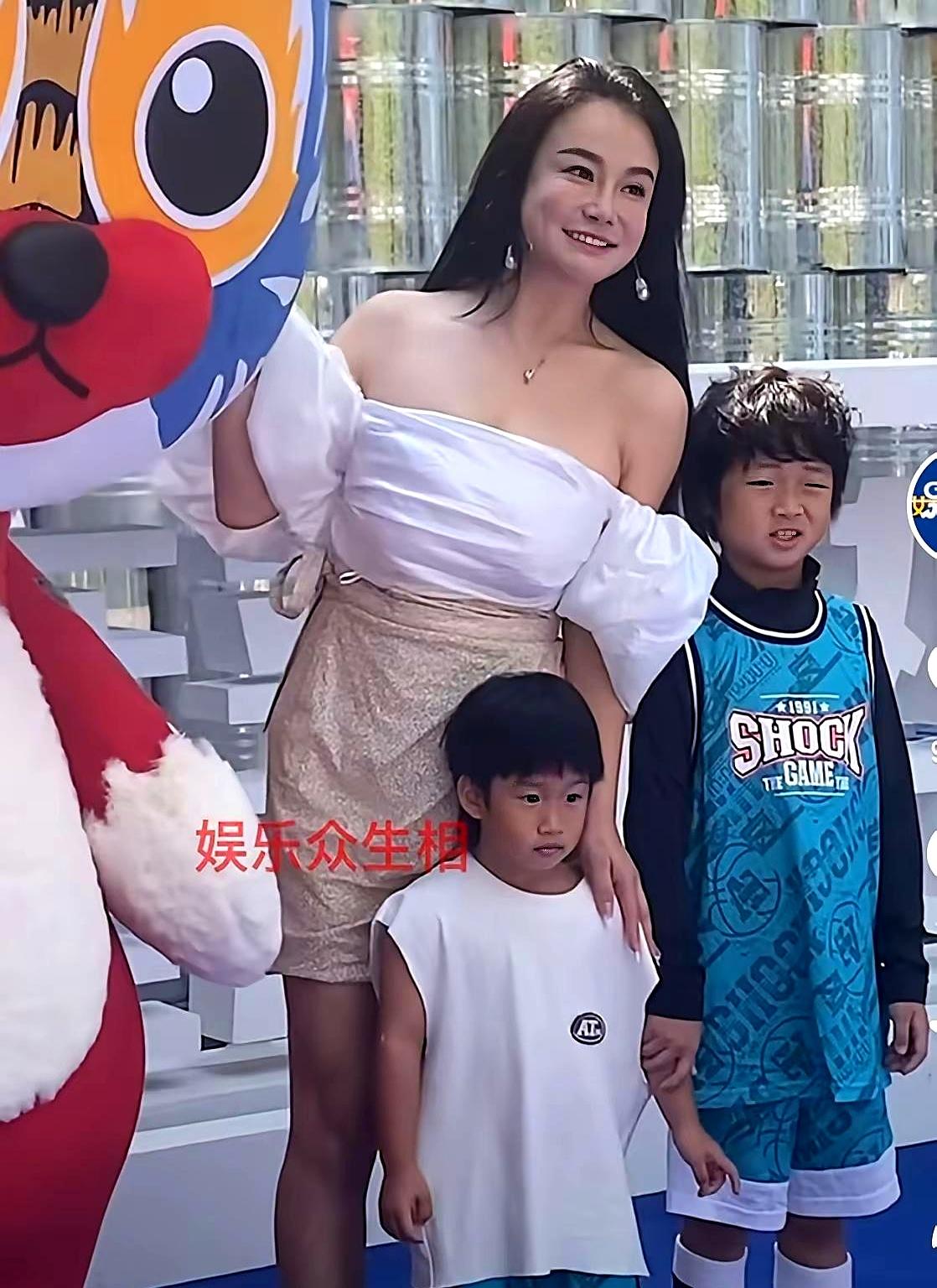 见过把学校拔河比赛当成戛纳红毯来走的吗？
冉莹颖这回在亲子活动上的硬核穿搭，算是