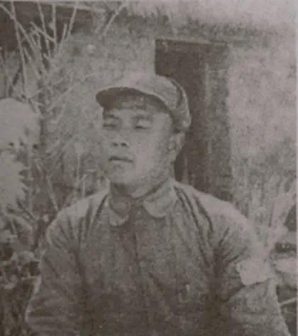 抗战中，彭雄和新四军10名团以上干部乘木船去延安，不料中途被拦截，敌人欲上船检查