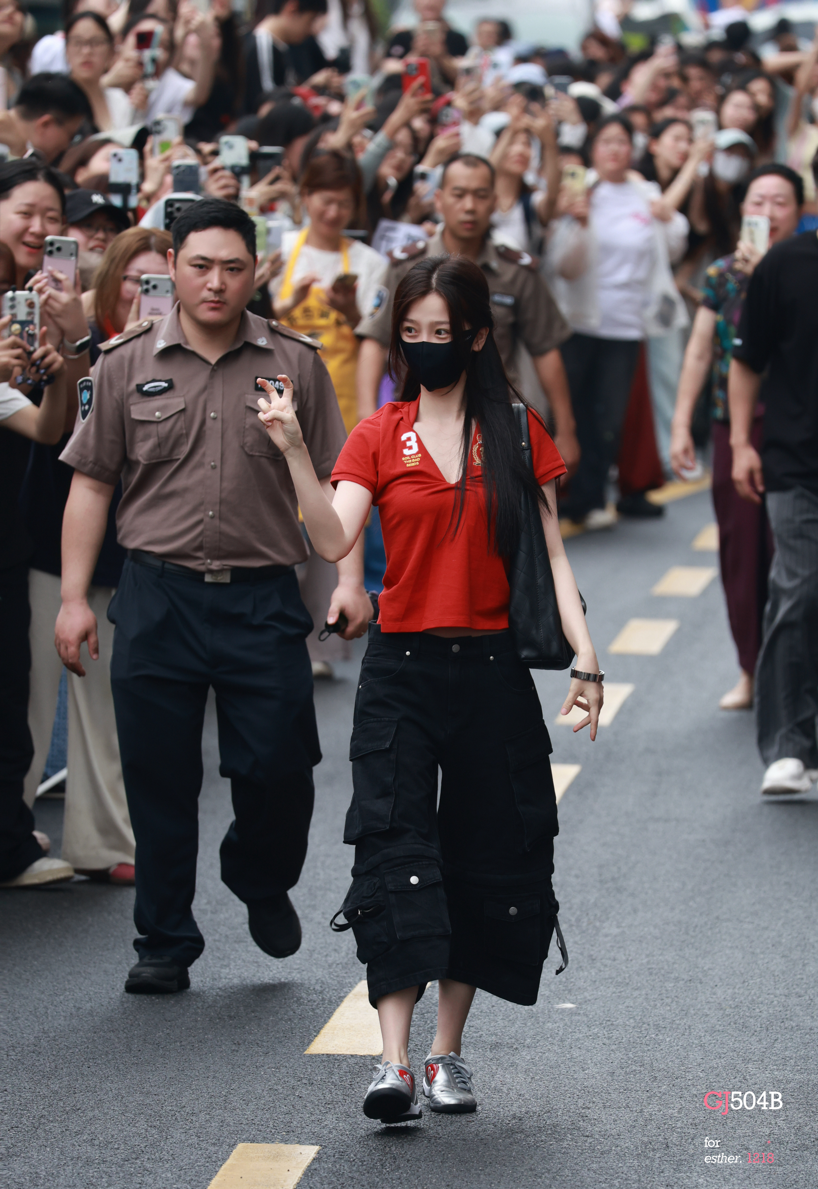 虞书欣长生骨开机线下人气  虞书欣《长生骨》开机线下人气火爆，好多人都来到现场支