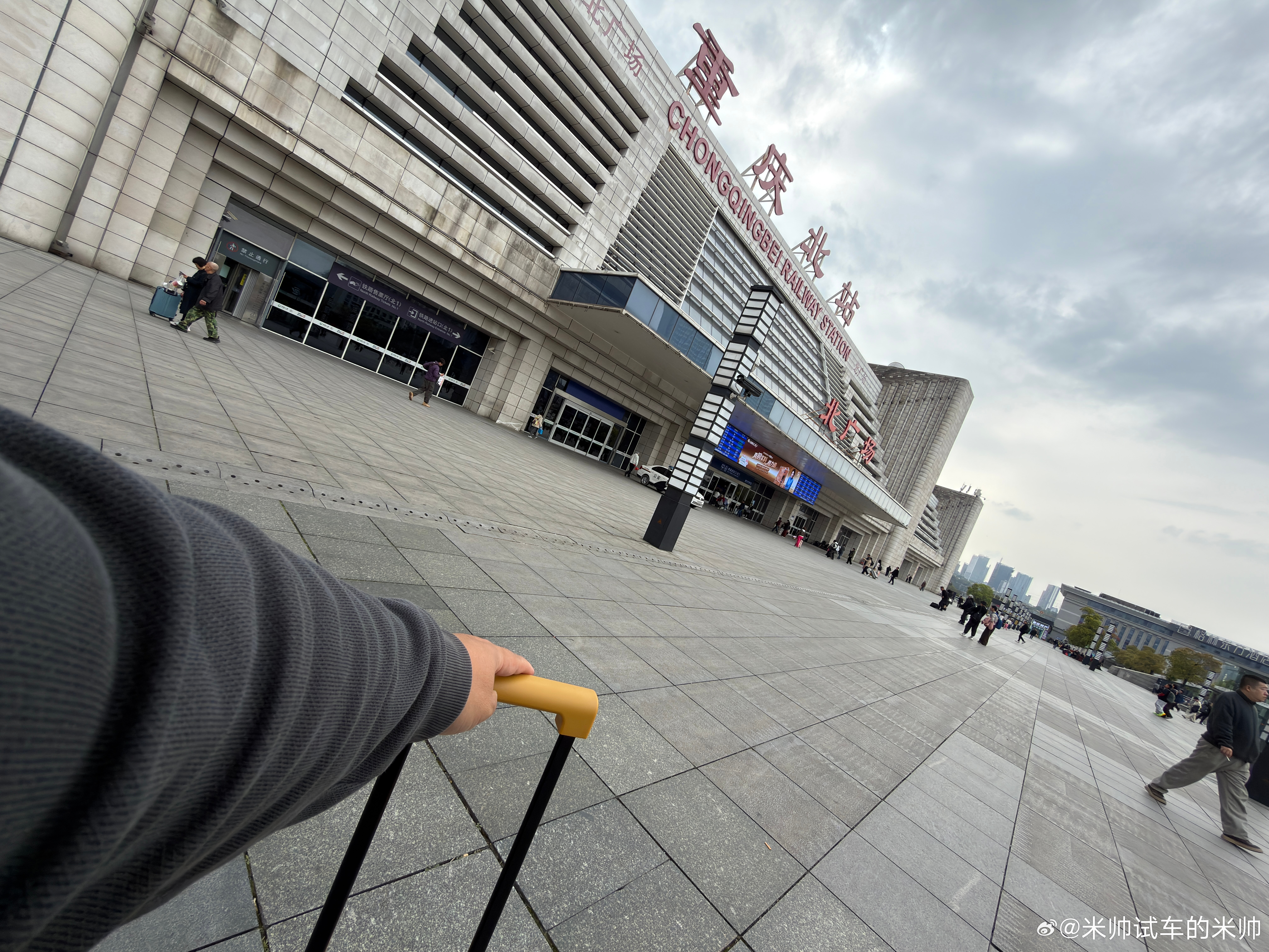 我返程了，看到重庆北站各位成都蓉城远征军的兄弟们在排队，从北站坐免费大巴集体送到