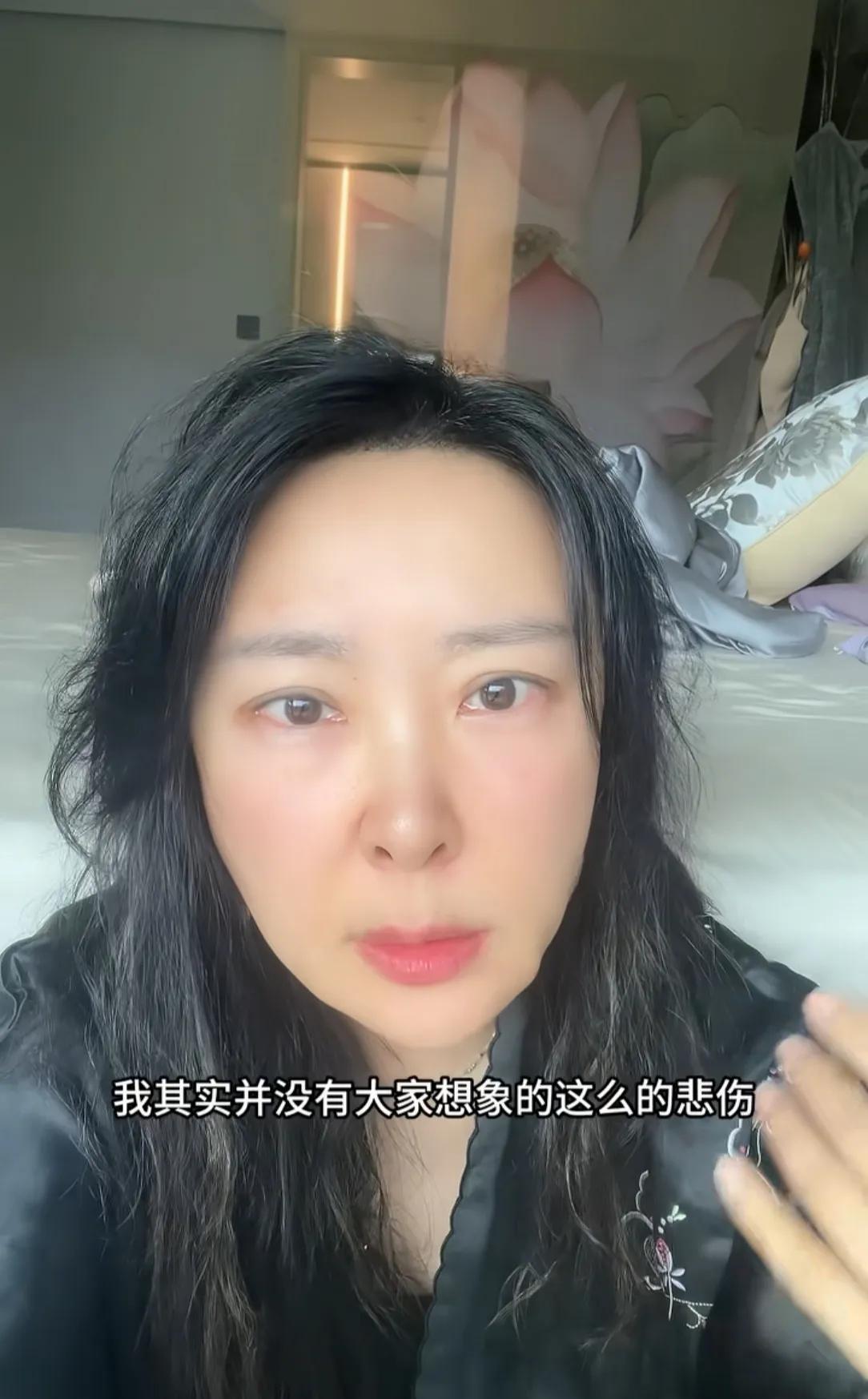 游思涵谈父亲离世，不知道大家发现一个细节没有，她嘴上说着没那么难过，眼角却是泛红