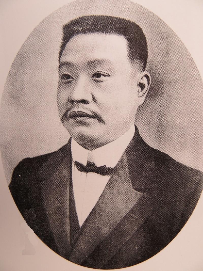 1879年浙江巡抚谭钟麟午睡之后，路过通房丫头卧室时与之发生关系，而就是这一次丫