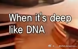 才发现小穆在“DNA”这句跳了《DNA》的动作！完全是精心设计编排啊，融入自己的