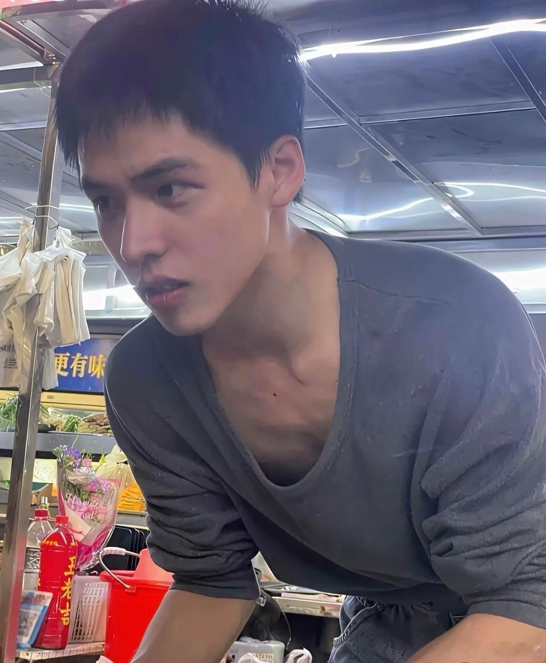 帅成这样了为啥还要靠摆摊內生 