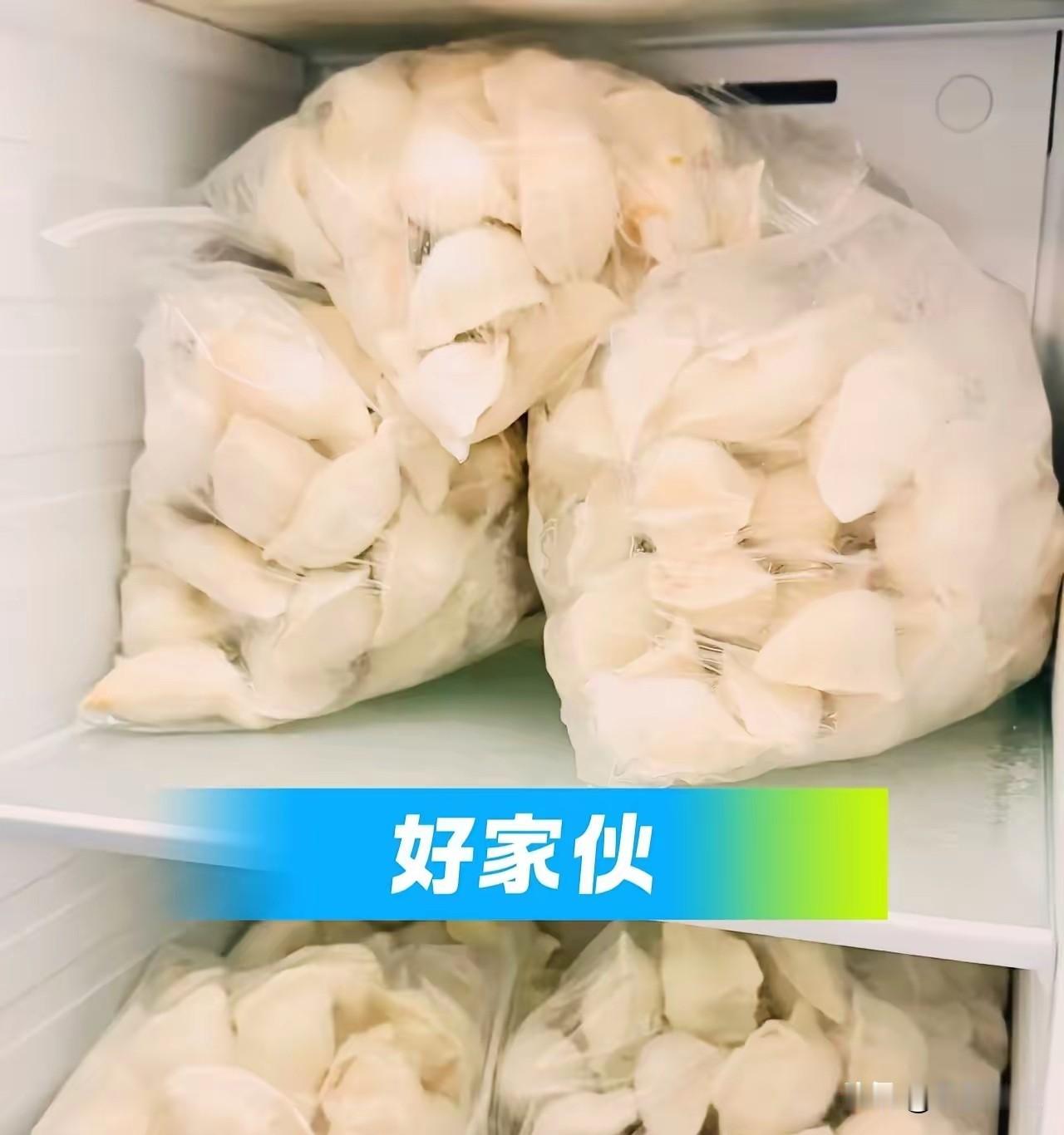 好家伙！
台风“巴威”改道了！
本来打算江浙沪大囤特囤的人忙活一场，没想到一觉醒