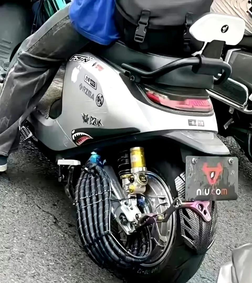 网友: 这是装了个啥？需要这么多这么粗的电线？[抠鼻]