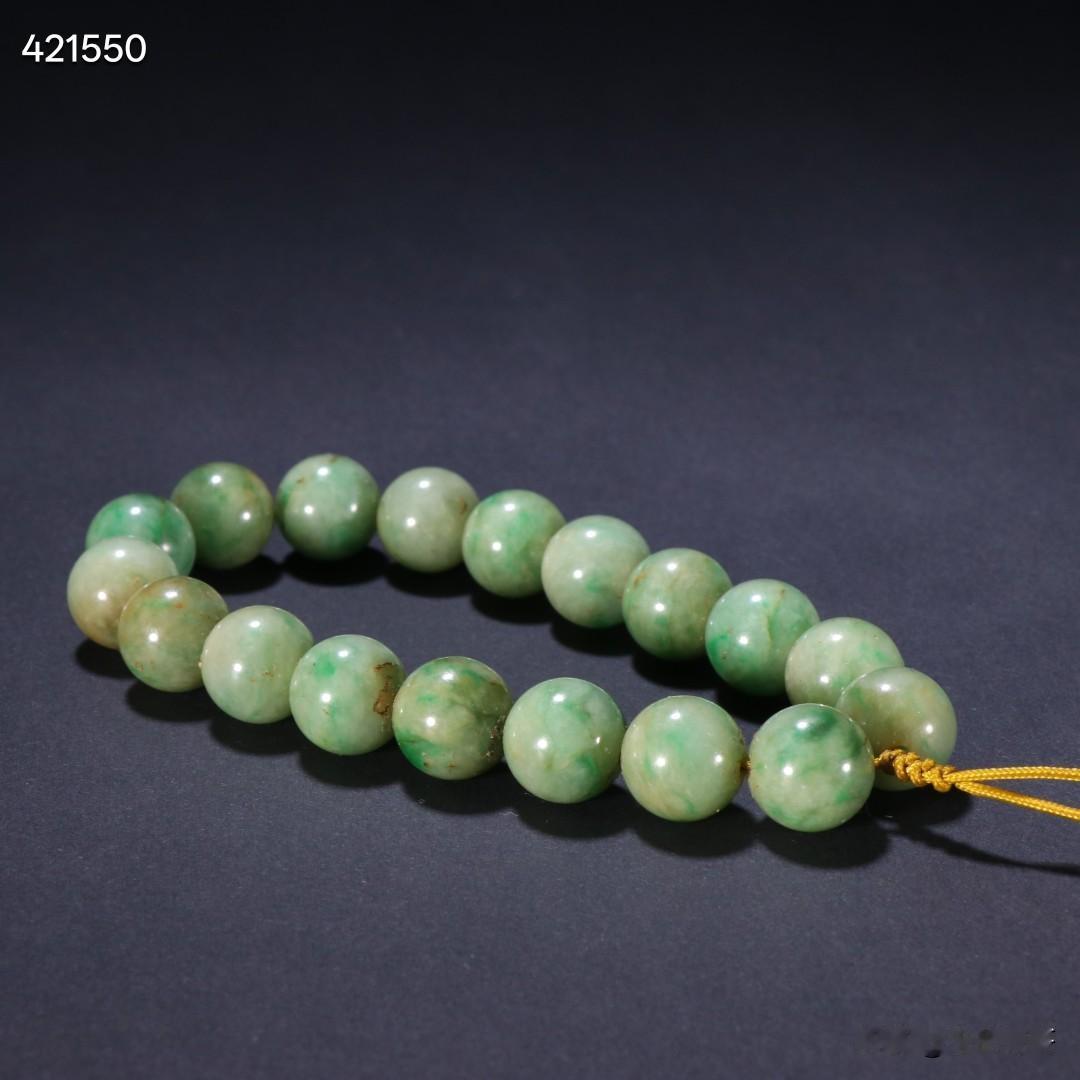 清代 老翡翠十八子手持。
规格-珠径1.33cm 重72.9g