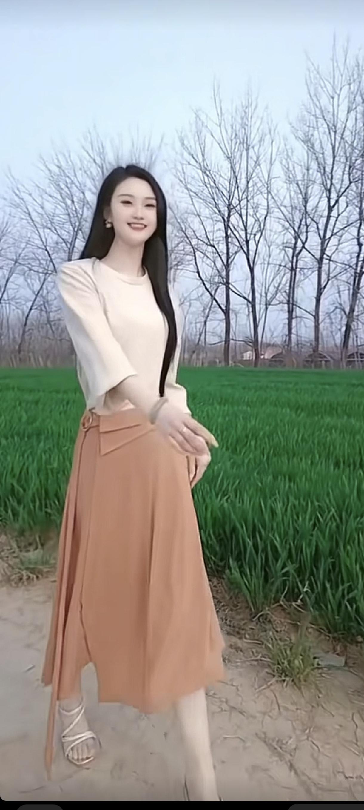 春天的美景，那简直是一场视觉盛宴。公园里，桃花粉得像娇羞的少女，挨挨挤挤地挂满枝