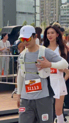 林志玲 今日出席马拉松活动，五十岁这身段脸蛋依然令人心动，保养的真好啊！一如既往