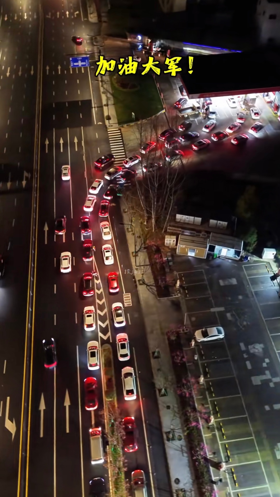 排队加油 你们加油了吗？杭州人赶在涨价前排队加油避雷四大省油误区